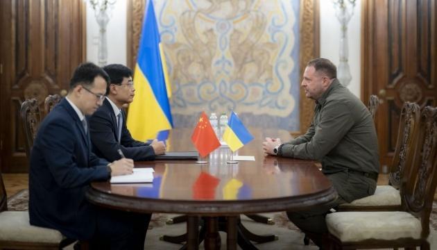 乌克兰总统办公厅主任叶尔马克与新任中国驻乌克兰大使马升琨就双方合作前景进行了讨论