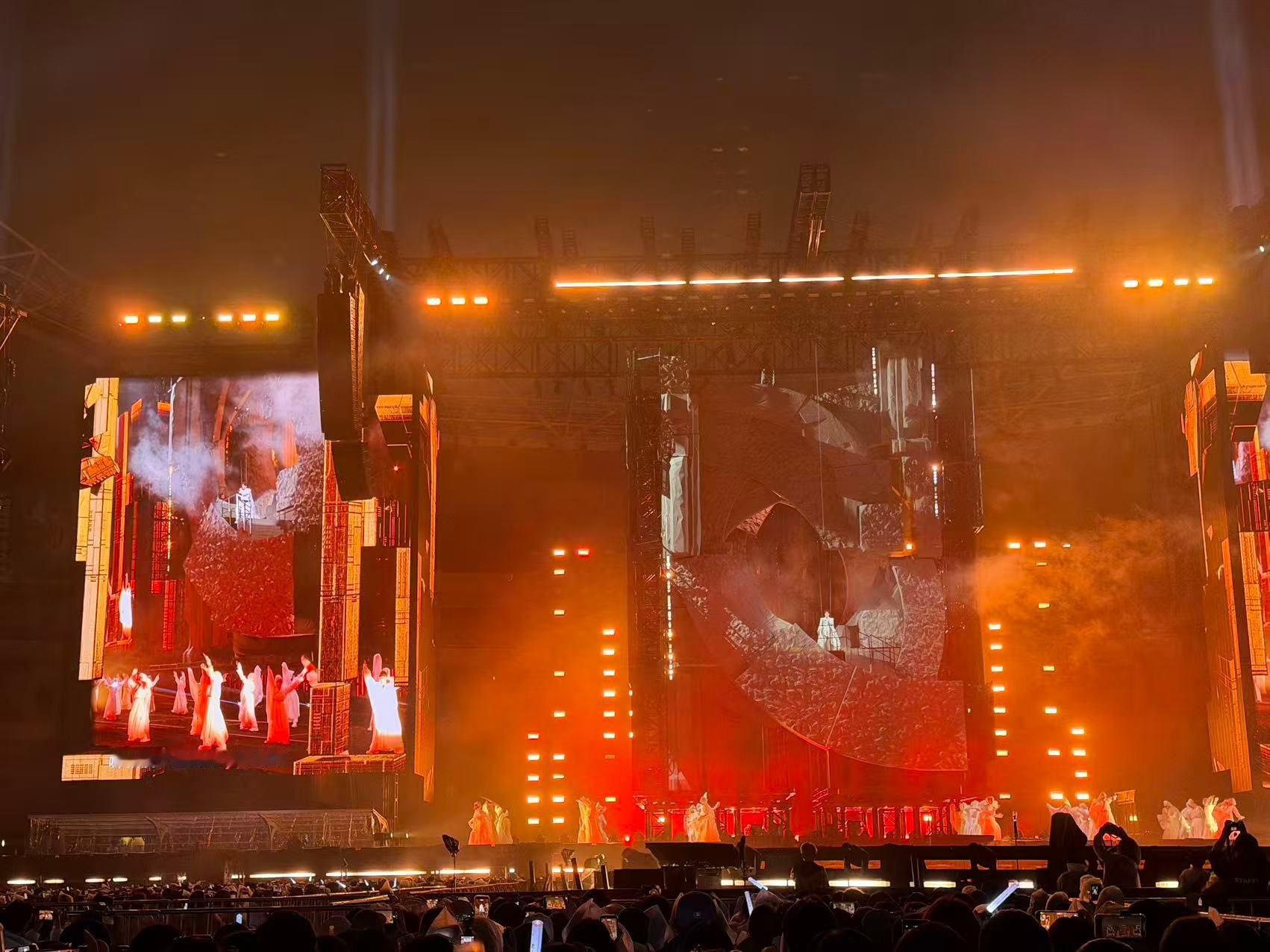 陈楚生内娱顶级舞美陈楚生舞台是变形金刚变的吗 陈楚生这波舞美升级太硬核了！动态矩