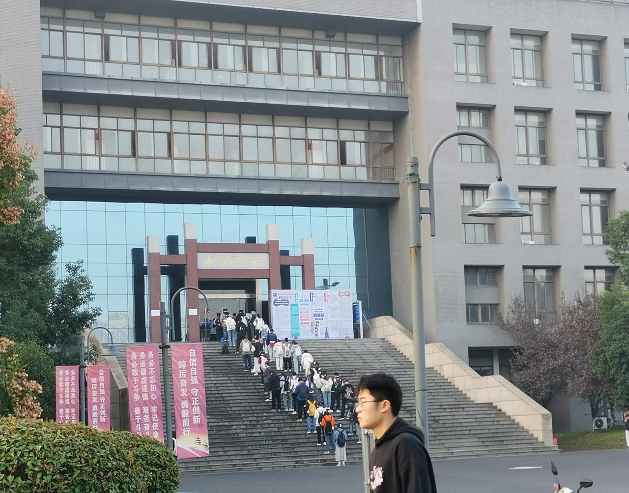 未来：但愿你们不忘初心，
坚毅笃行！
周二7：20
#爆料# 
#献给年轻的学子