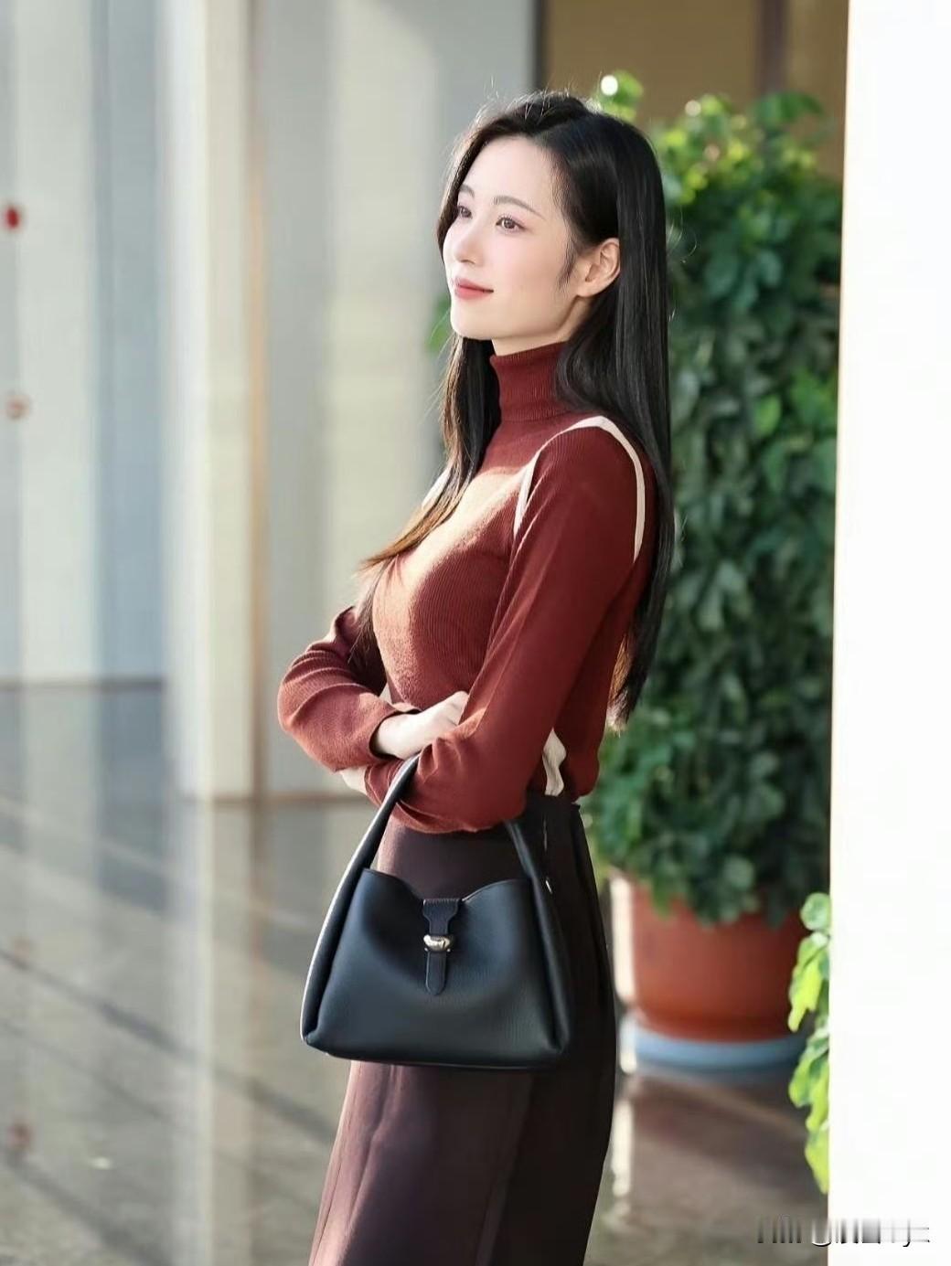 红棕高领针织衫，深棕开叉半裙，同色系叠穿温柔又高级～
修身版型衬得身材超绝，皮肤