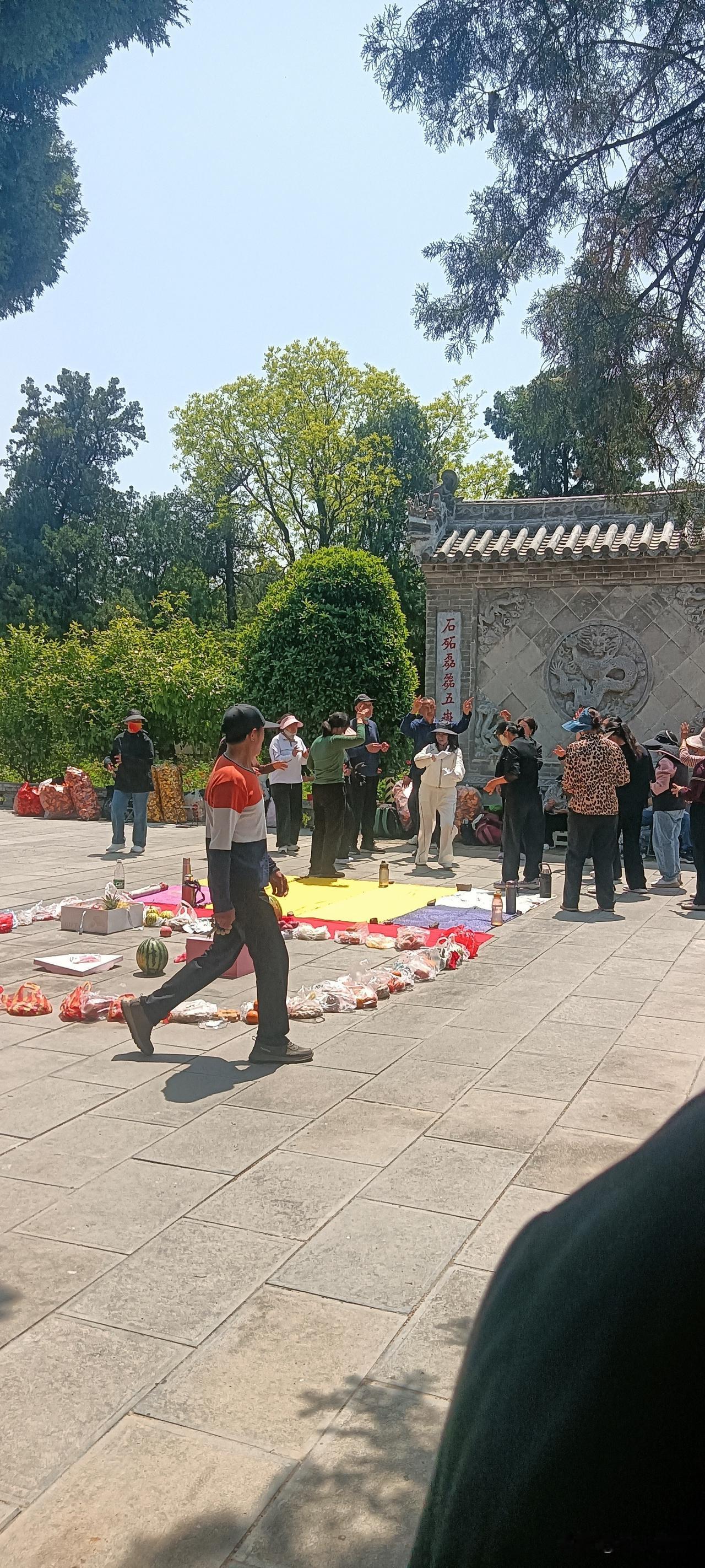 实拍景区里的祈福仪式，你见过这种场面吗？
 
逛景区时撞见了这一幕，一群人围着摆