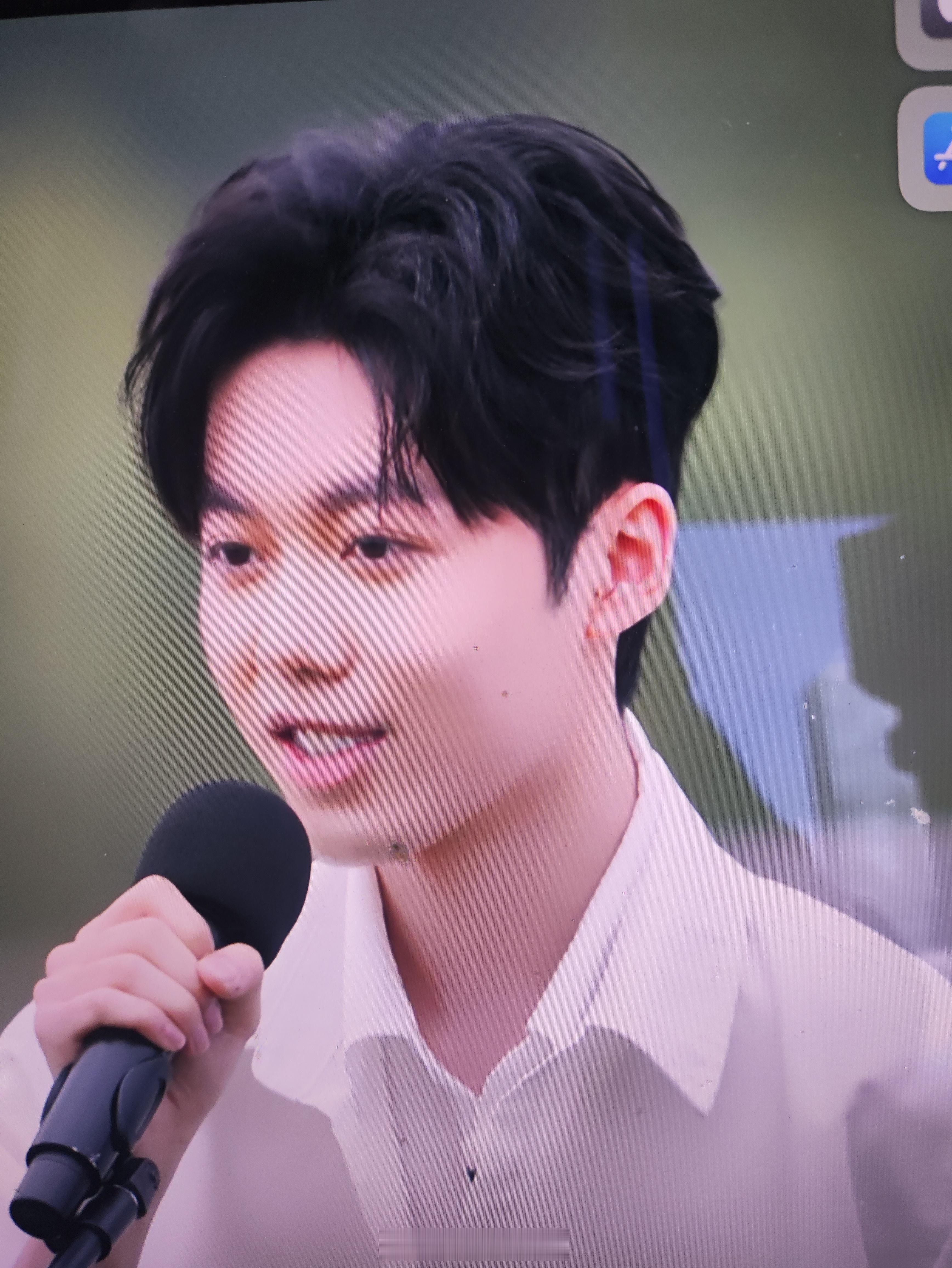 慕名去看了一下让两位女生起争执的男生，，长这样↓王梓莼前男友