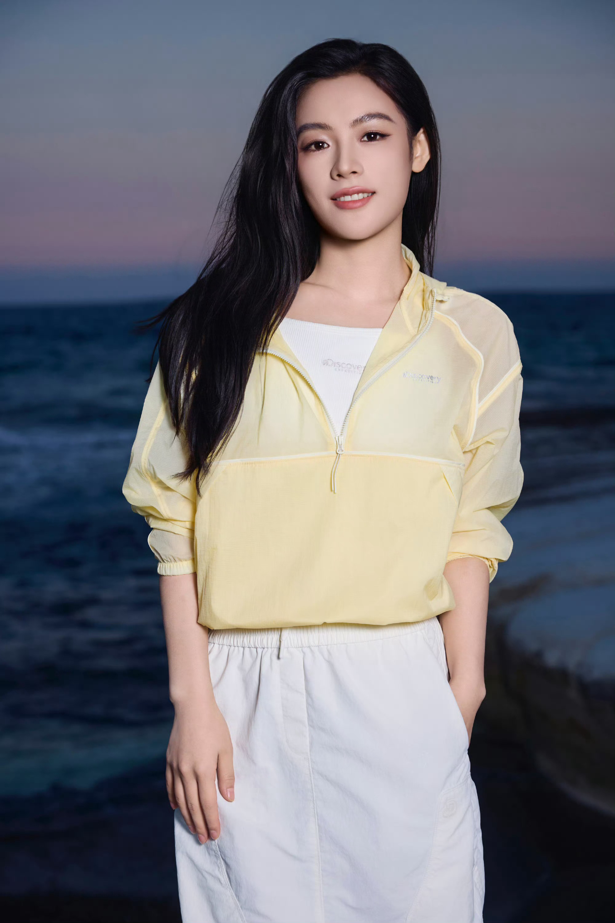 陈丽君的海边来信 📨 🌊Discovery品牌代言人陈丽君一身浅鹅黄色防晒衣