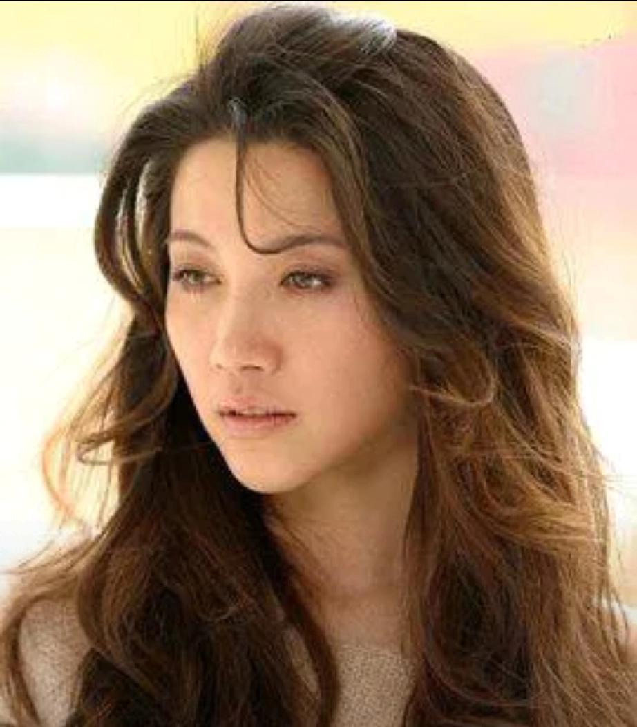 五十多岁单身女性是否该考虑与小二十岁的男性交往？
闺蜜的看法引发热议

最近，