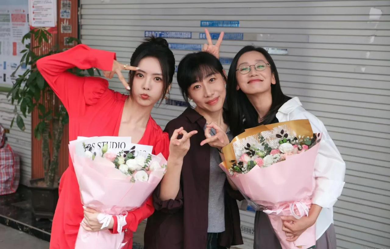 照片中的三位小姐姐，一眼看上去，最亮眼的还是最左边的蔡文静！她是湖北姑娘，来自长