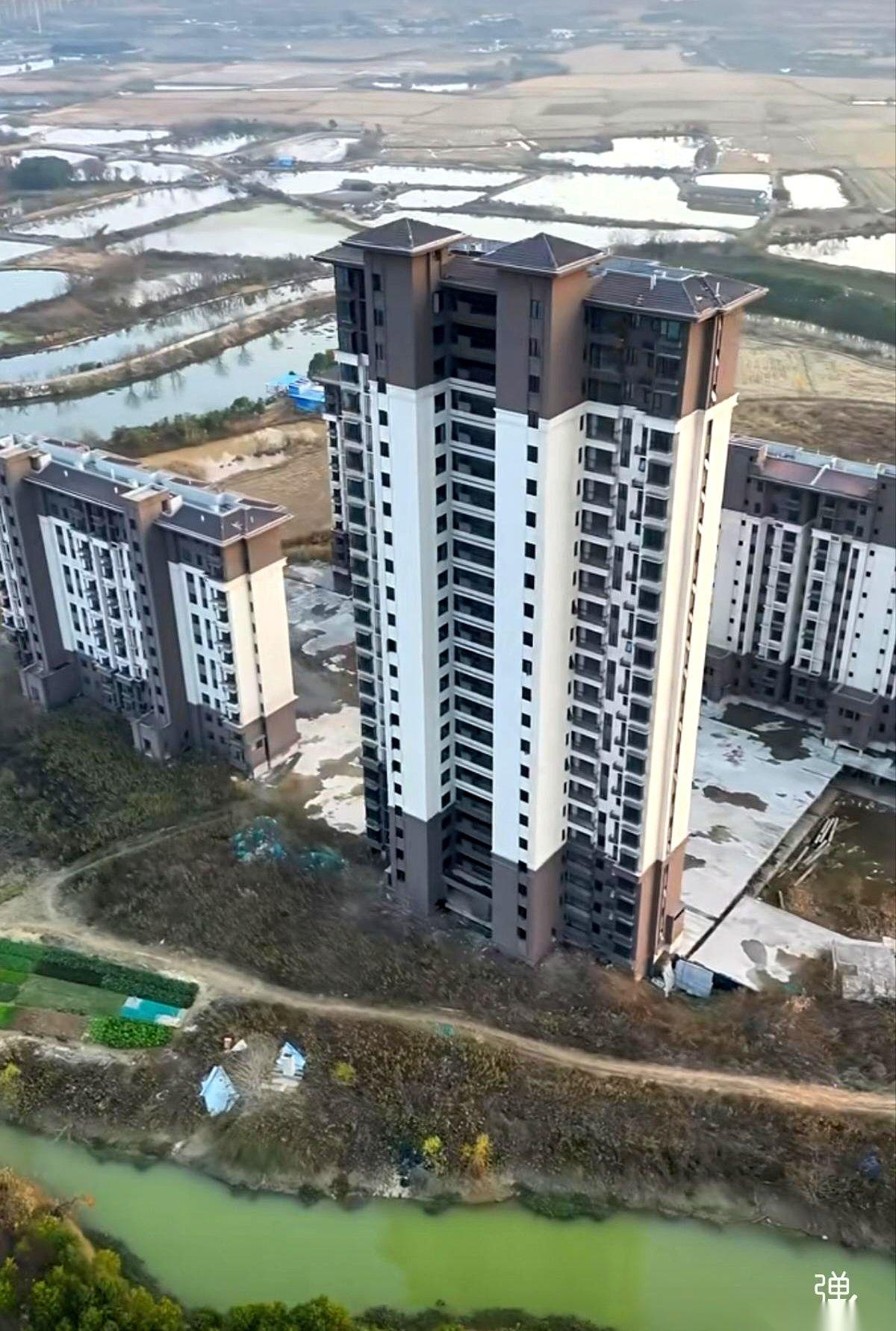 导航结束，车停了，但家还没到。
网约车师傅探出头，往前一指：“就那四栋楼，开不进