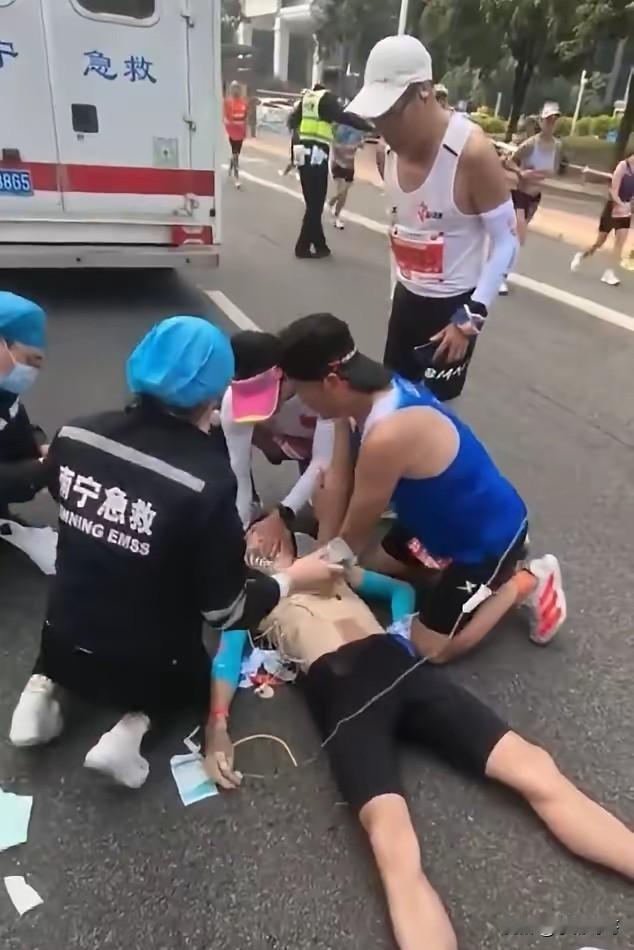 现在全网最让人佩服的男人就是刘兆勇了吧。

不是因为他在南宁马拉松救人了，也不是