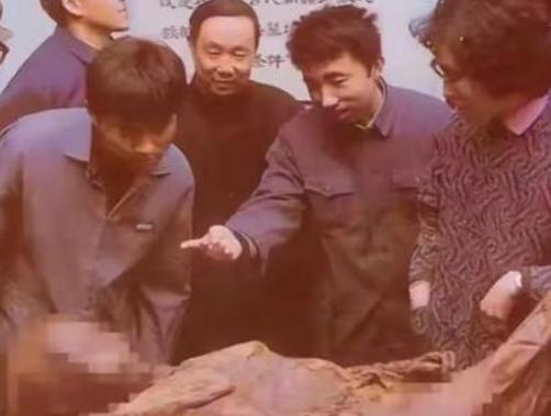 1994年，一伙农民用麻绳套住墓里女尸的脖子，把她从躺了2300年的棺材里硬拖出