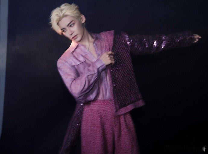 侯明昊紫色亮片西装造型   2025北京台春晚，侯明昊身着紫色亮片西装惊艳亮相！