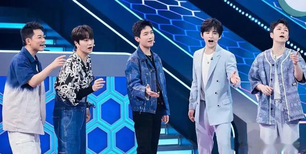 0713 为什么能再度翻红？其中一个原因就是靠路虎，是路虎把他们带到了蘑菇屋的那