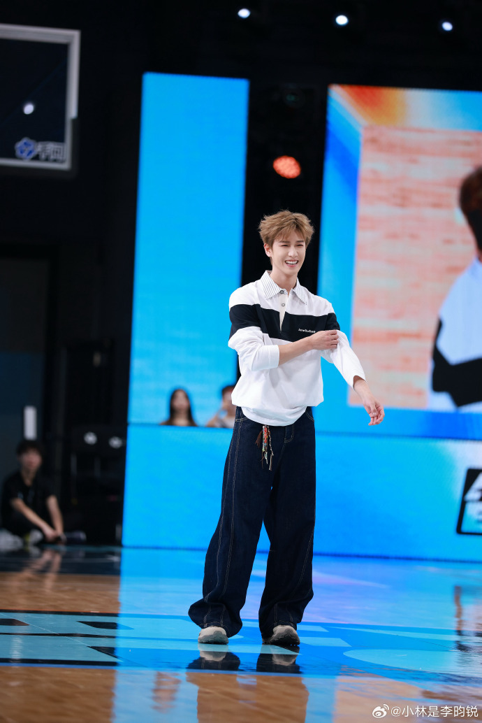 #李昀锐晒 AUBL 观赛照# AUBL亚洲大学生篮球联赛于8月2日开幕！李昀锐