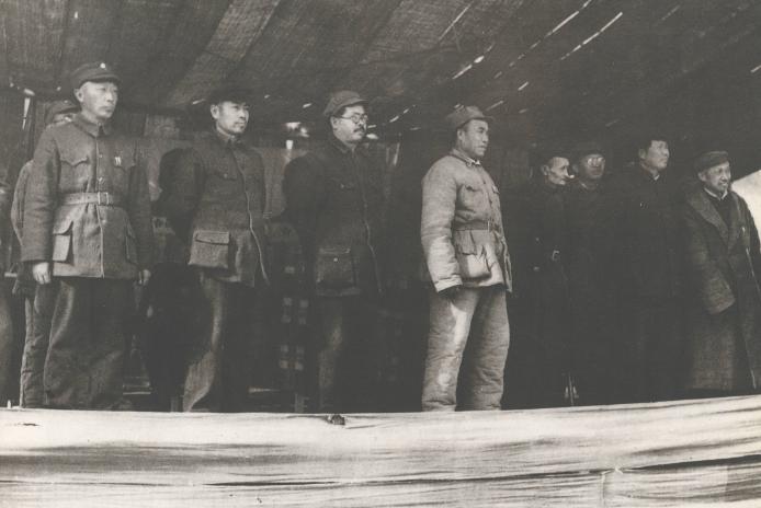 这是一张十分罕见、十分珍贵的革命老照片。讲的是1944年11月1日，边区党政军领