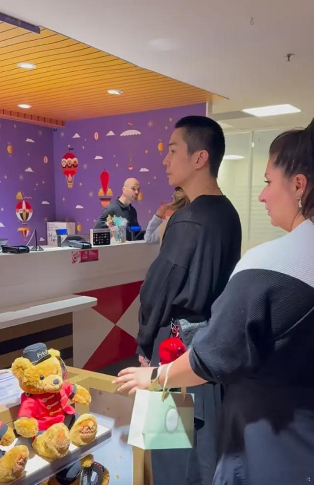 巴黎偶遇戚薇李承铉一家戚薇李承铉一家巴黎逛街 李承铉寸头好帅 ​​​