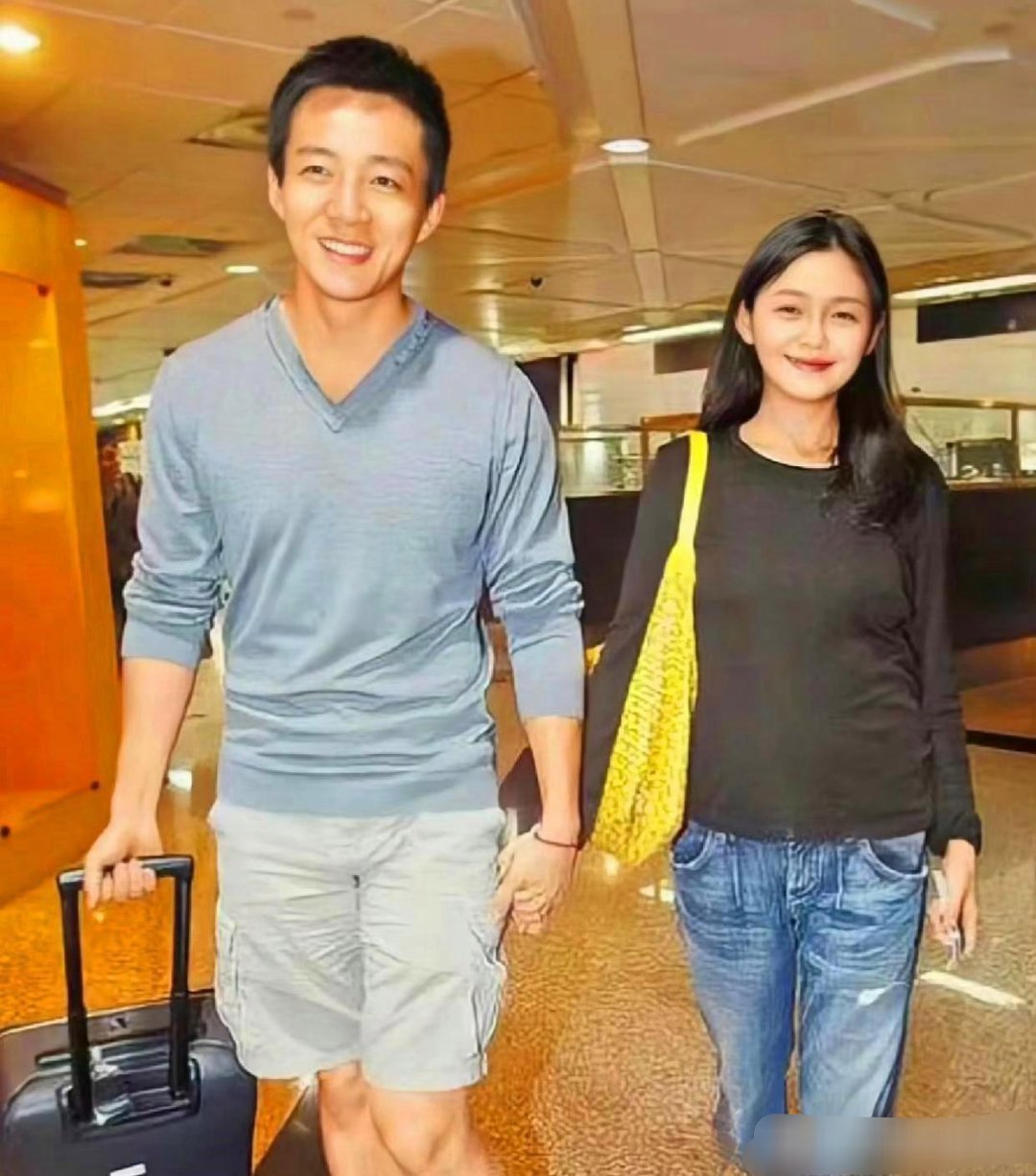 虽然汪小菲看起来跟大S在一起更开心，但是他更舍得马筱梅花钱，看她们俩包包就知道了