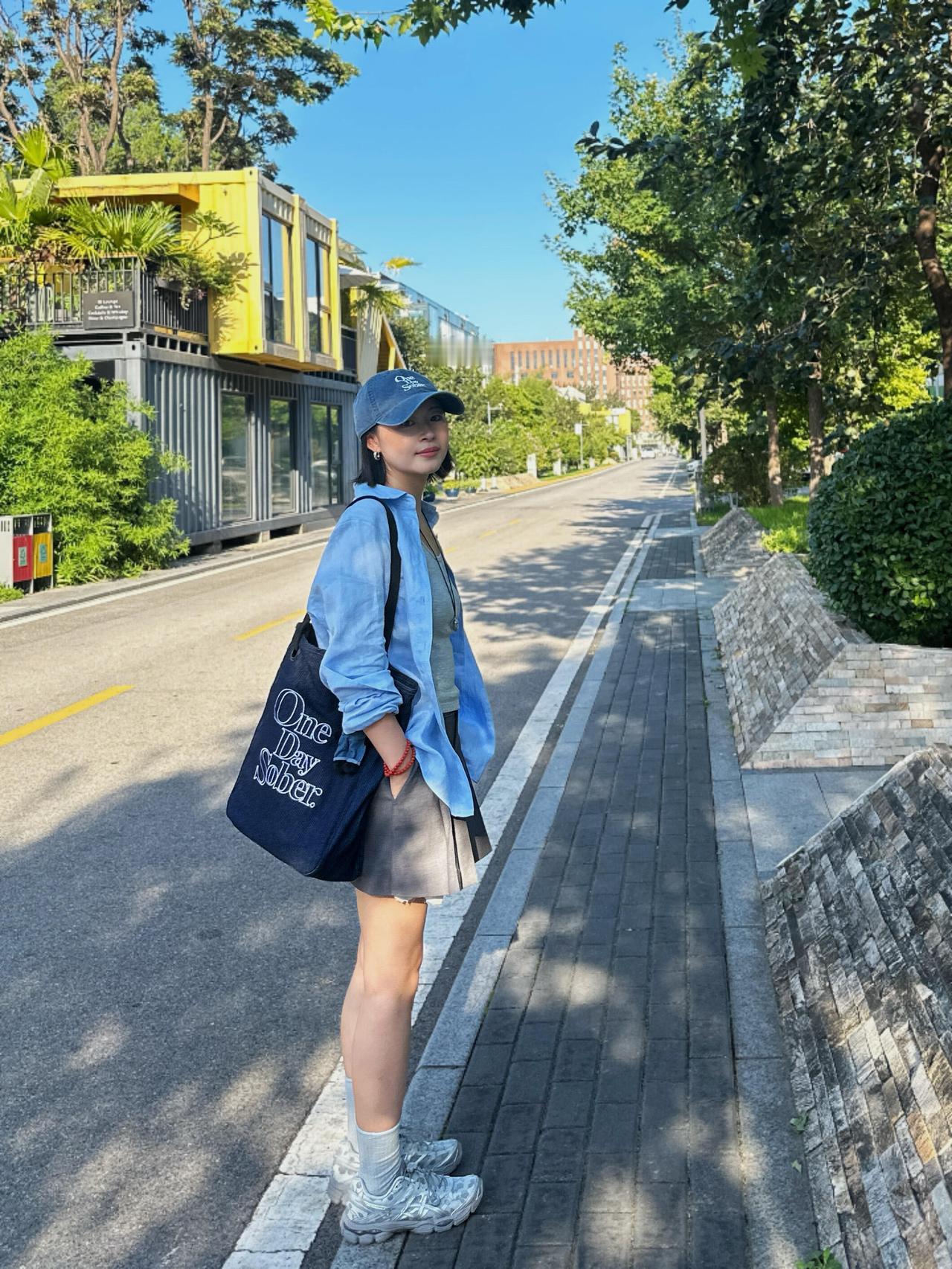 40+也能穿出松弛好气质，这个博主的街拍超好看！
没有刻意扮嫩，全靠清爽配色和舒