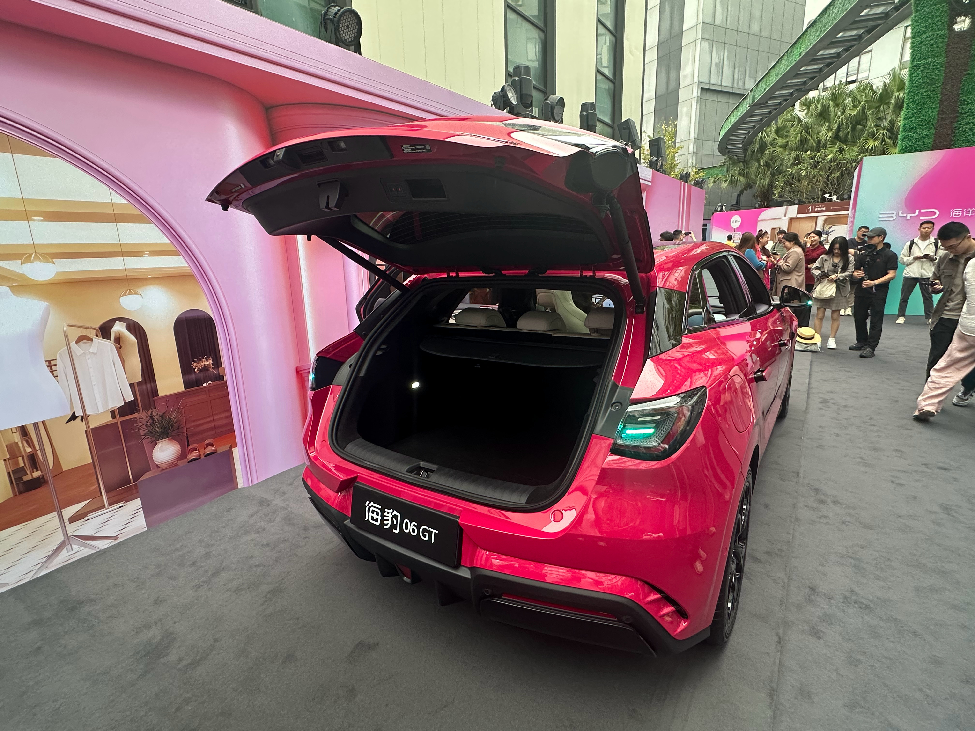 海豹06gt 现场媒体都围着这台这配色好洋气比亚迪