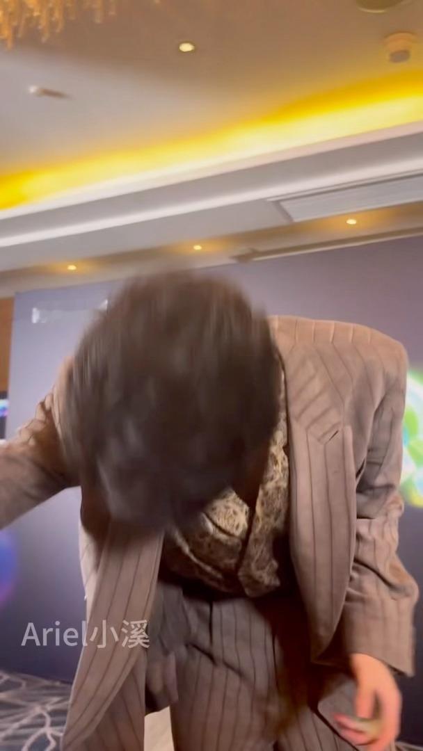 敖瑞鹏唱歌突然递麦吓记者一跳敖瑞鹏唱歌突然递麦 也吓我一跳 