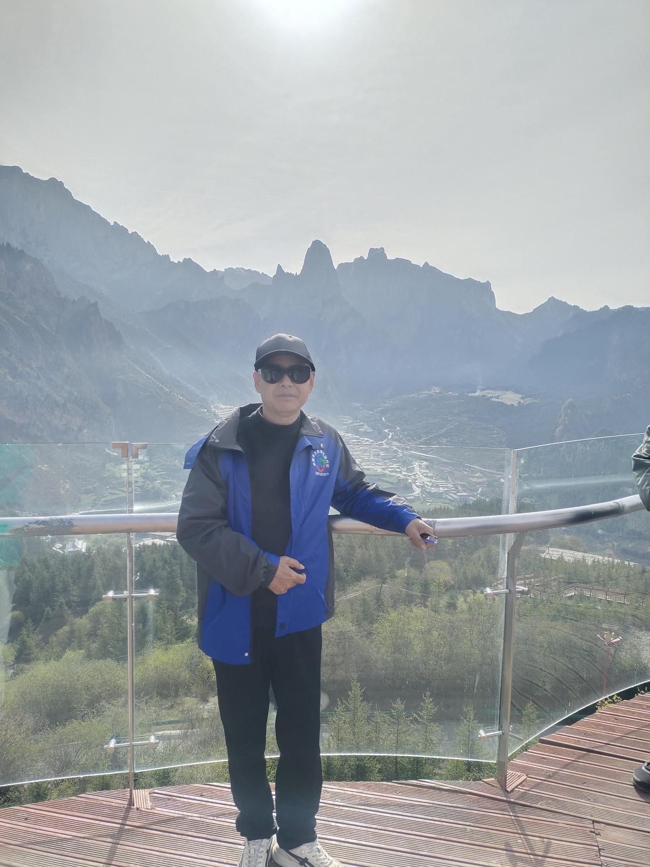 美丽的扎尕那
上午八点整，旅游大巴抵达了扎尕那观景台。
这里宛如人间仙境，多年来