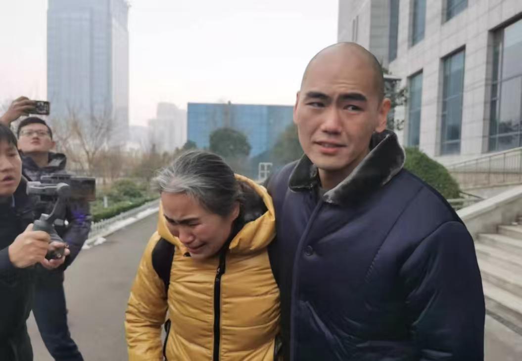 那会儿警方压力大，急着破案。一个同学的模糊证词，就把他锁定了。审讯了10个小时，
