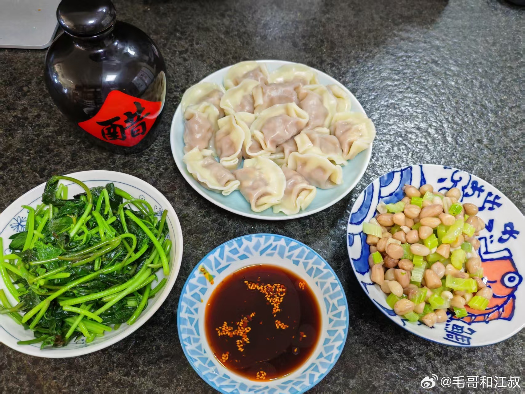 江哥为了吃自己从大同买的酸甜醋，又特意买了一袋速冻饺子。给饭拍照的时候，江哥让我