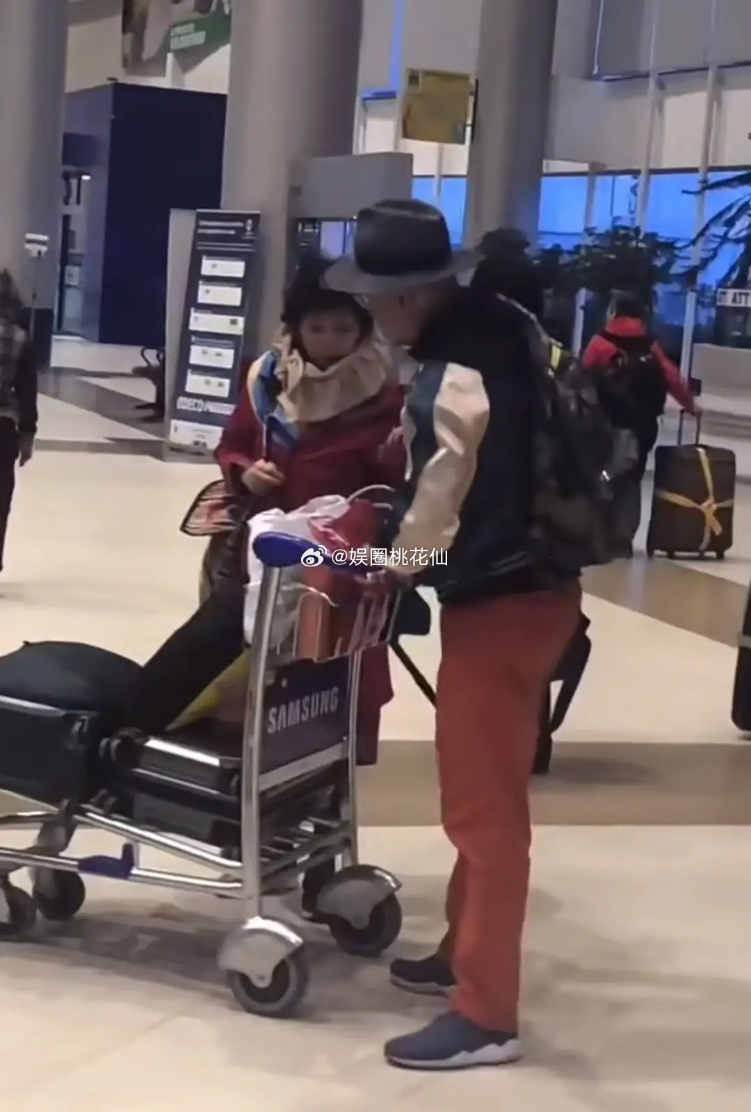 徐峥陶虹一家出国度假，陶虹婆婆打扮好年轻，机场被拍徐峥发火了！！！！ 