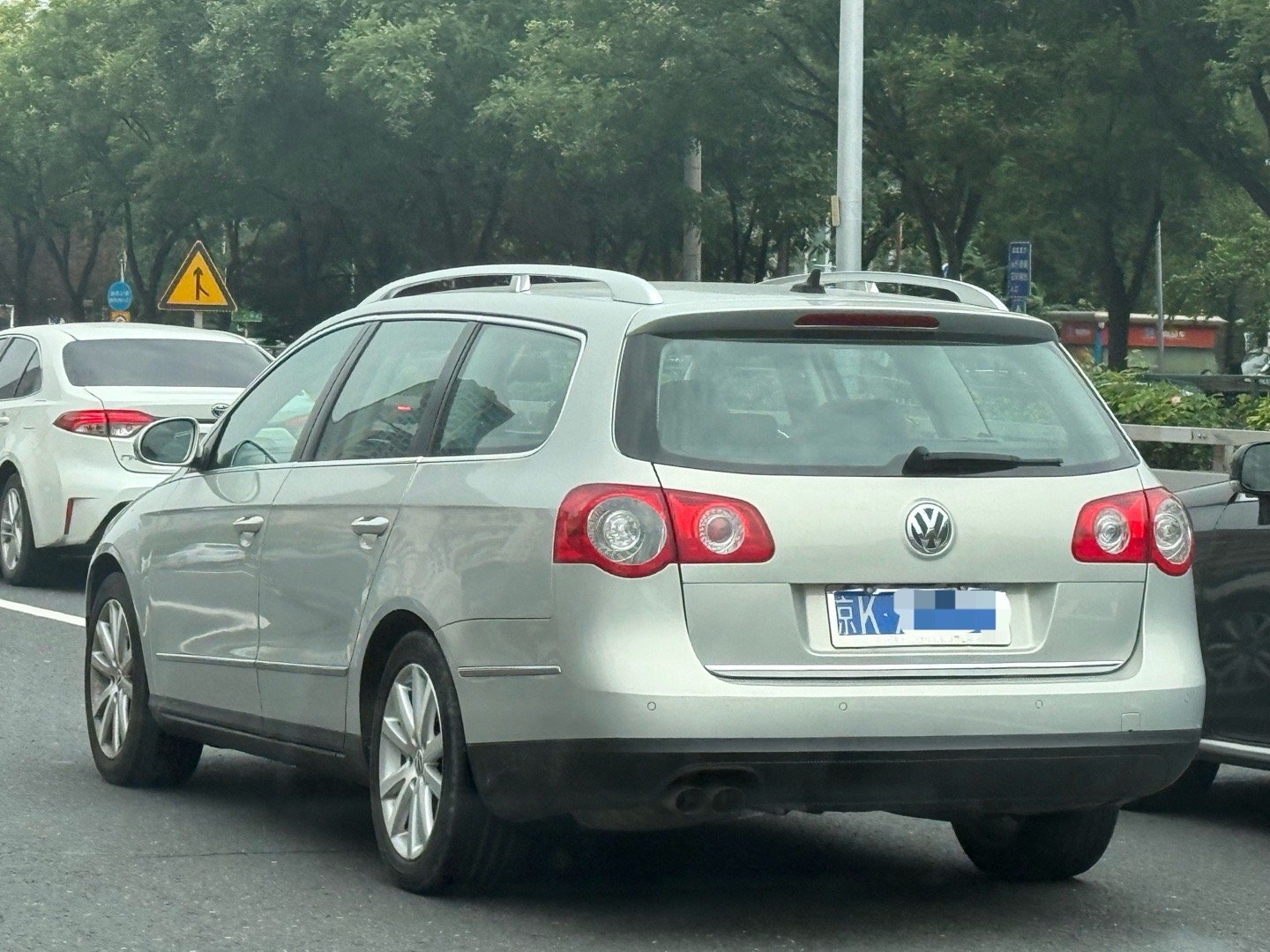 好久没在路上没见过B6旅行了，师兄人生的第一台车啊…问一下，你的第一台车是？ ​