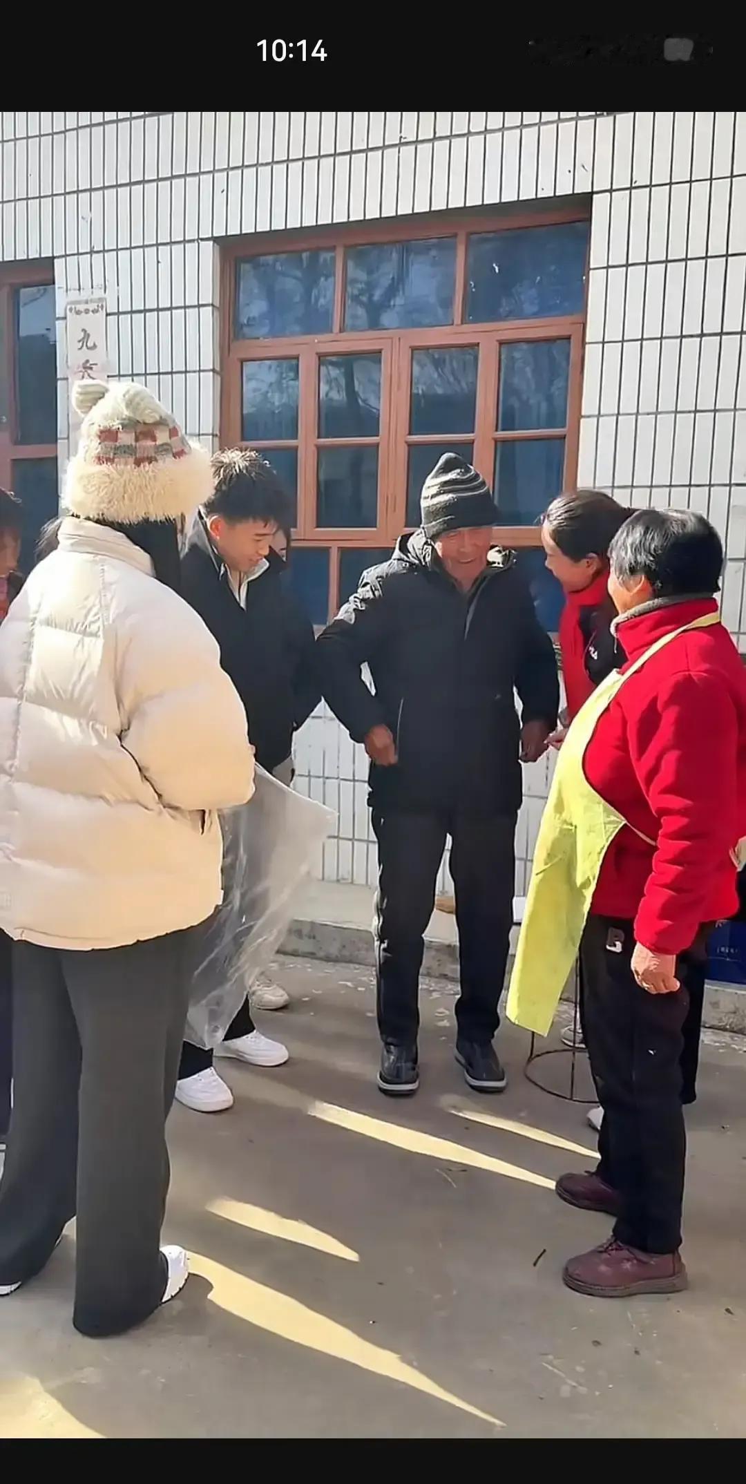 聪聪给姥爷过生日，外甥媳妇提前把蛋糕和厚棉服备齐，老爷子试穿直点头。
二丫拎着围