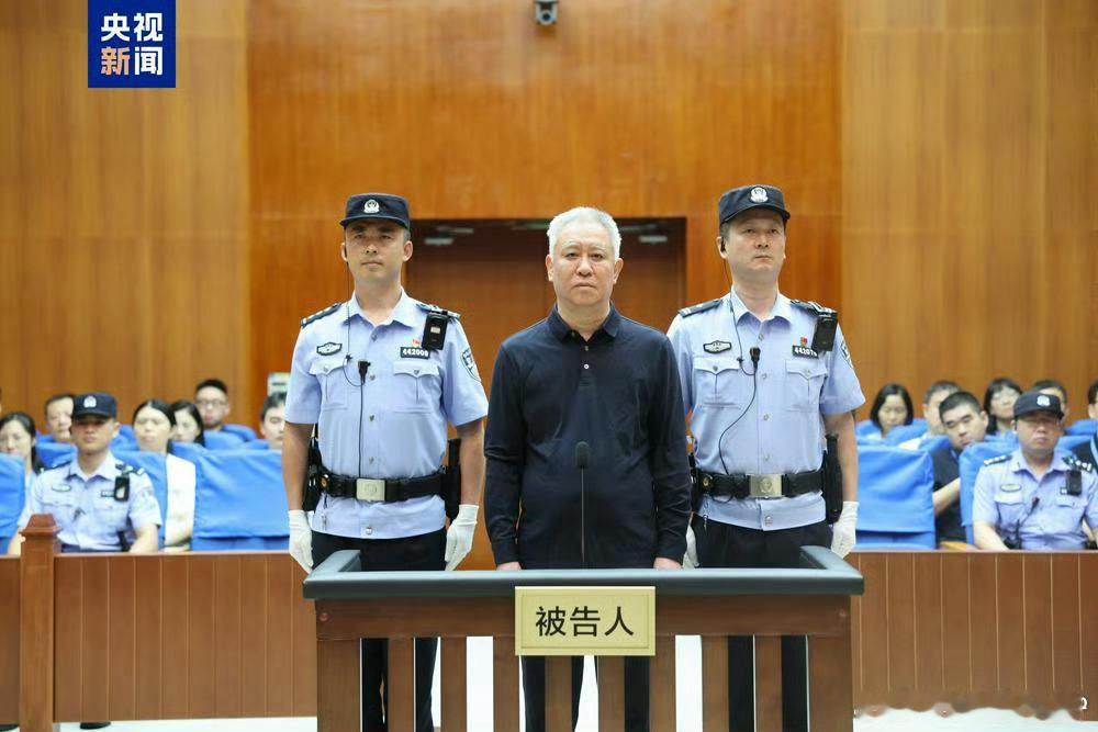 许家印一审被判无期照片里都认不出来了。 