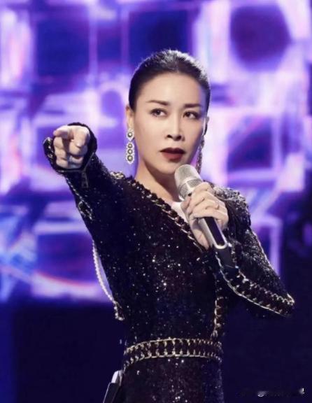 歌手对歌手2024的挑战，其实是一种盲目自信的浮夸表现。
著名歌手那英参加歌手2