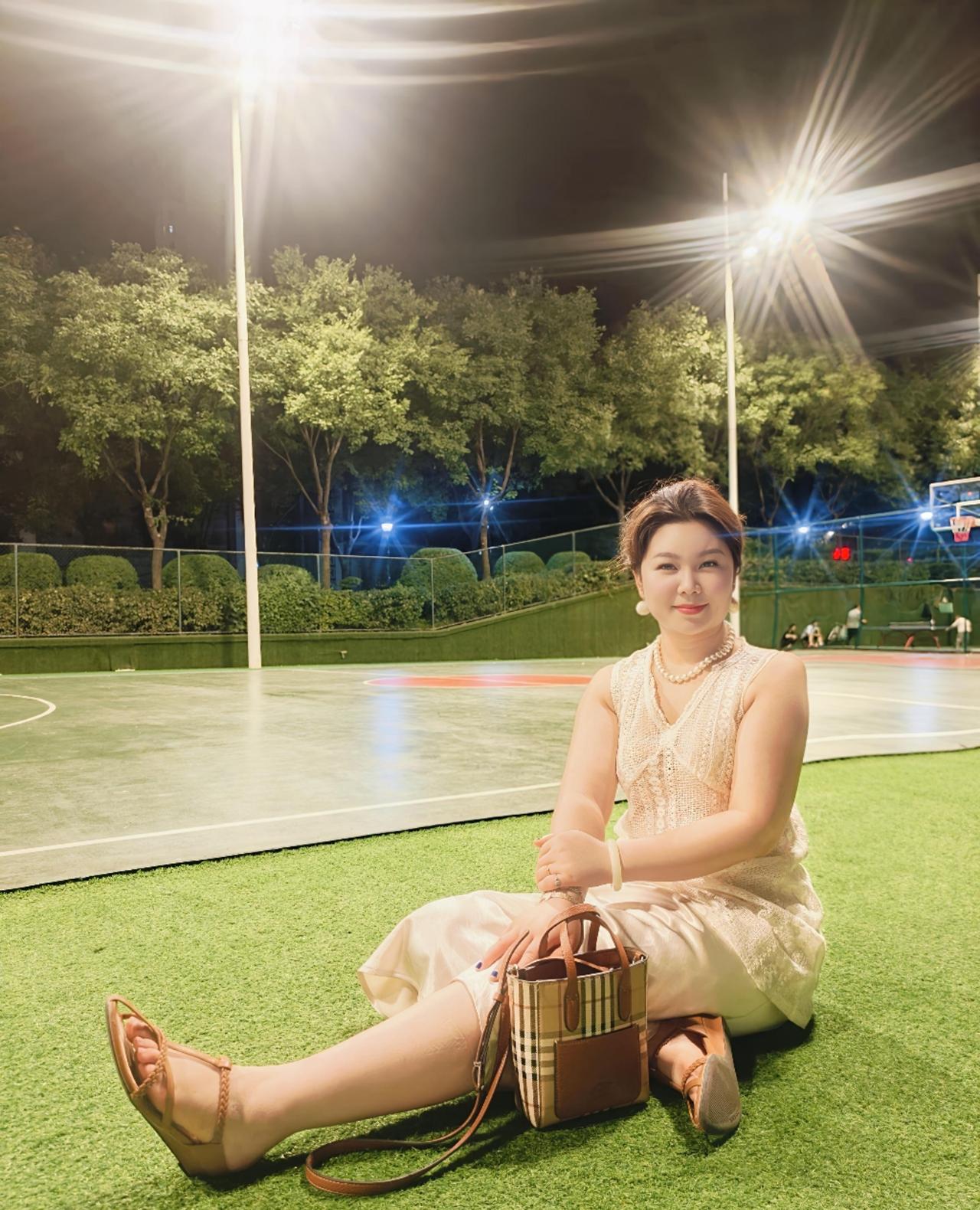 在球场遇到一个很喜庆的美女，也不那么热了。