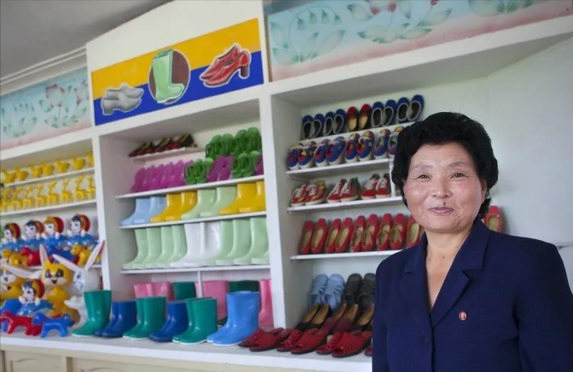 朝鲜购物惊魂：中国商人持布票买布，竟遭保安持枪围堵？
在朝鲜惠山的国营商店里，我