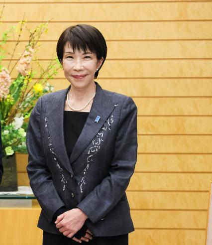 中国正在播放春晚，日本首相高市早苗也开始 “拜年” 了。不过，她的新春贺词引发网