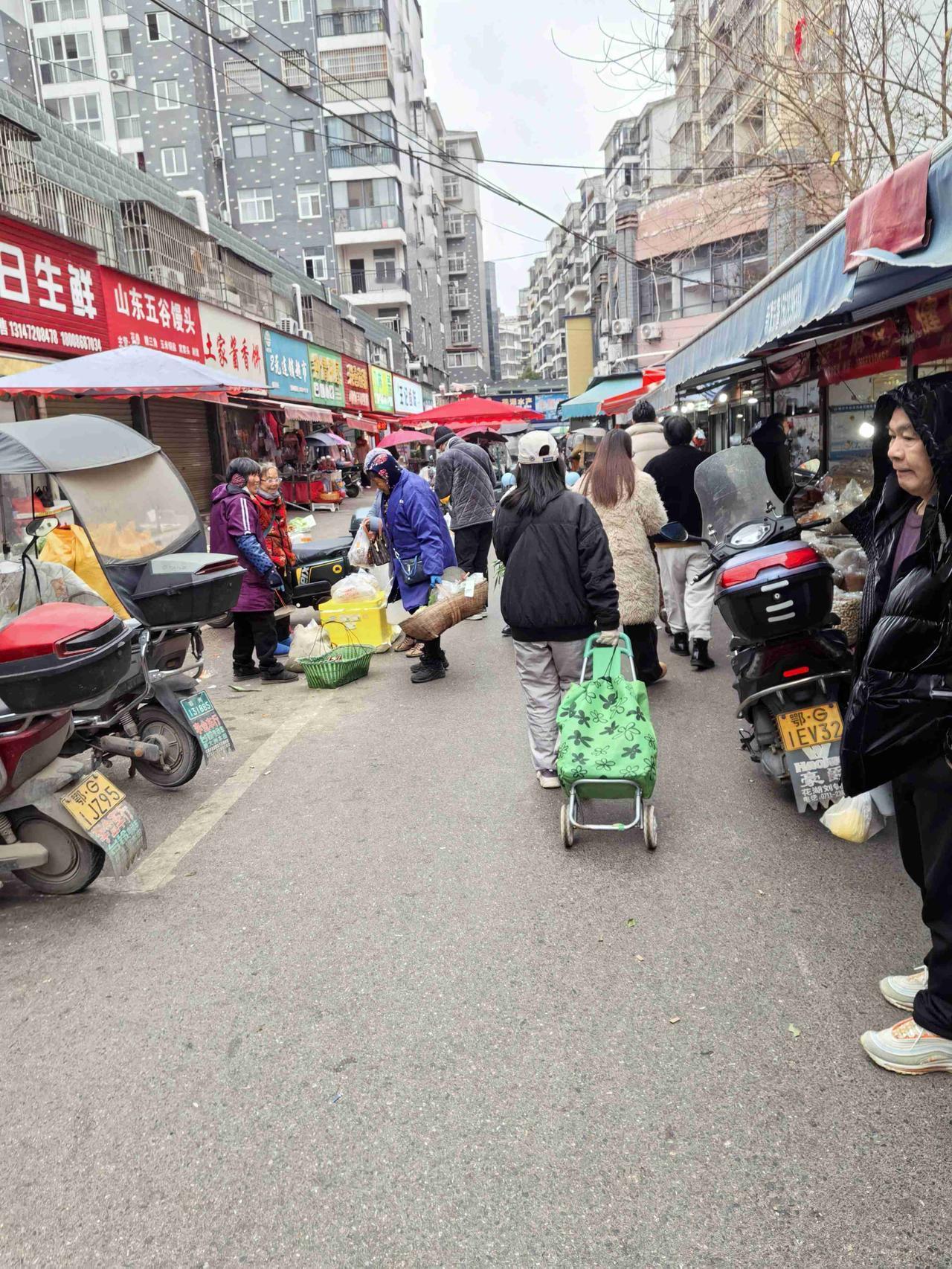 带定位晒今日生活 今天心情超轻松愉快，在鄂州菜市场感受着生活烟火气。今晨 6 时