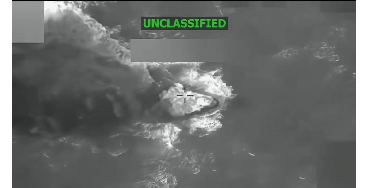 美军发布了第二十次空袭拉美“运毒船”的视频，地点是加勒比海海域，日期为11月10