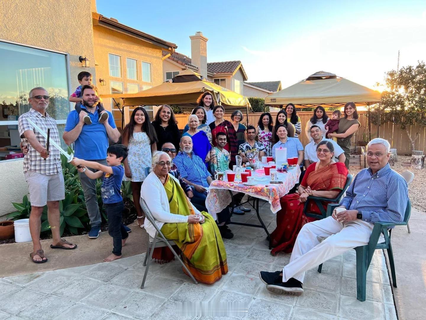 特朗普的副总统JD Vance老丈人一家！ 