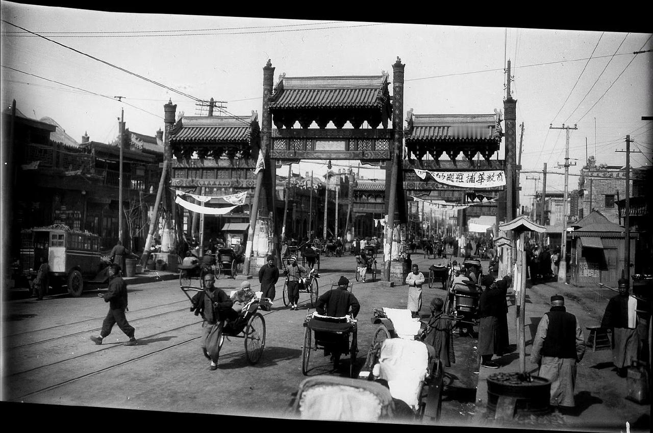 东四牌楼，北京，1929年3月摄。 ​​​