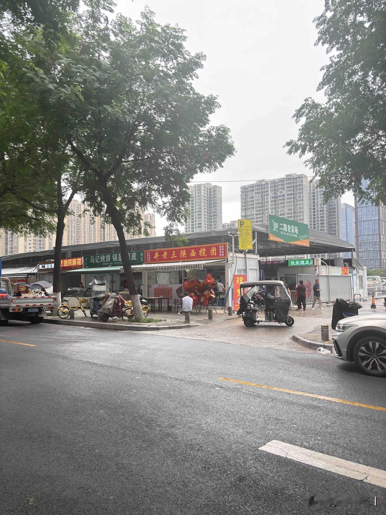 西安凤鸣路二路老菜场最近开业了，刚开业有优惠活动，这地方看着不大，最近才开业，摊