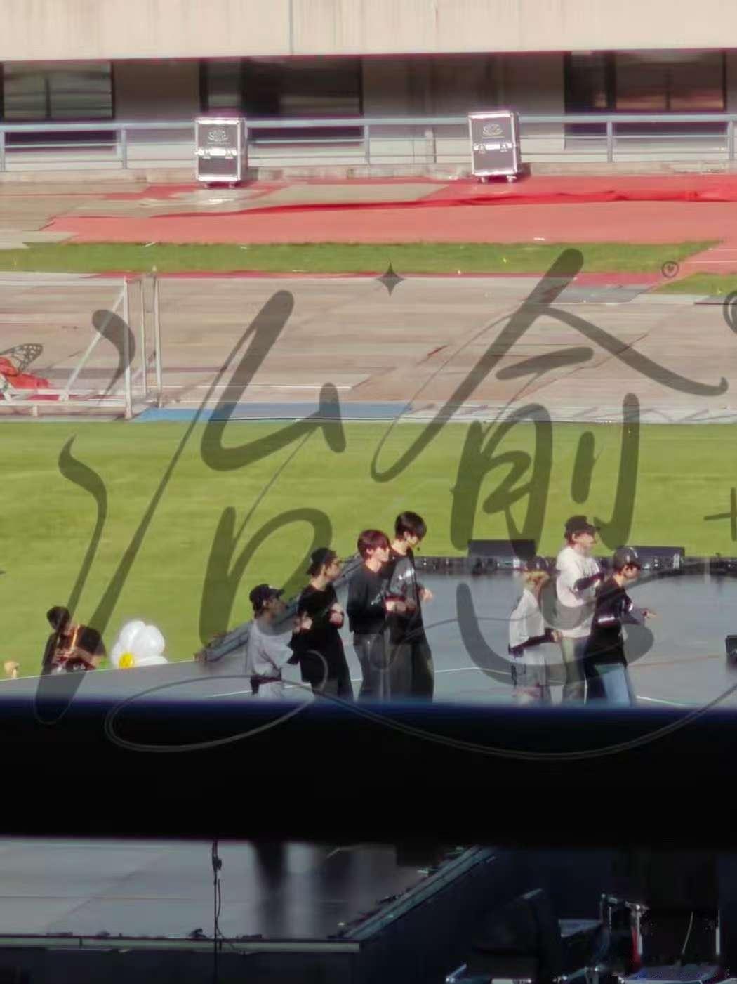 丁程鑫金发返场丁程鑫大连演唱会金发丁程鑫大连演唱会金发，哇塞[送花花][送花花]