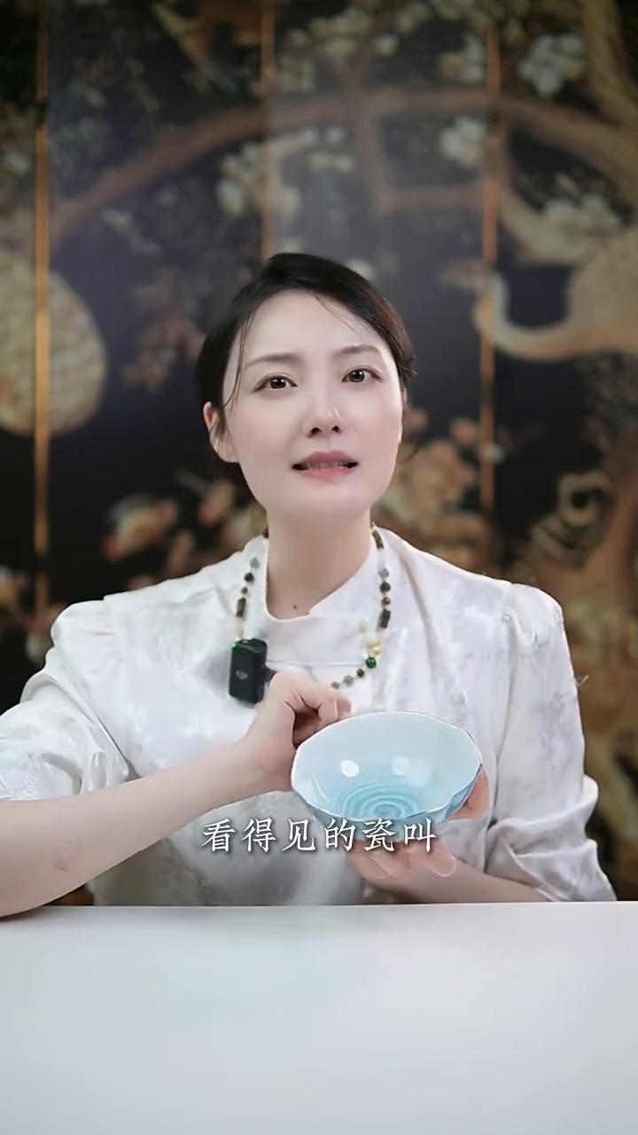 这是一只碗，它最有用的地方是哪里？不是这圈瓷，不是这个花纹，而是中间这一块什么都
