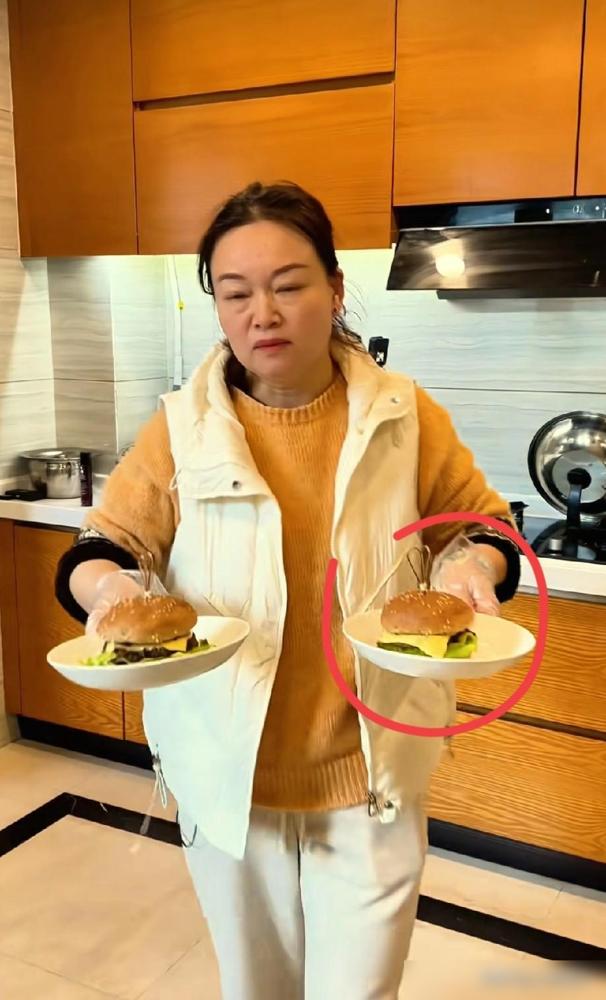 此时，周阿姨有点郁闷，现在她手上拿着的汉堡，是红姐做的，跟她昨天自己做的比起来，