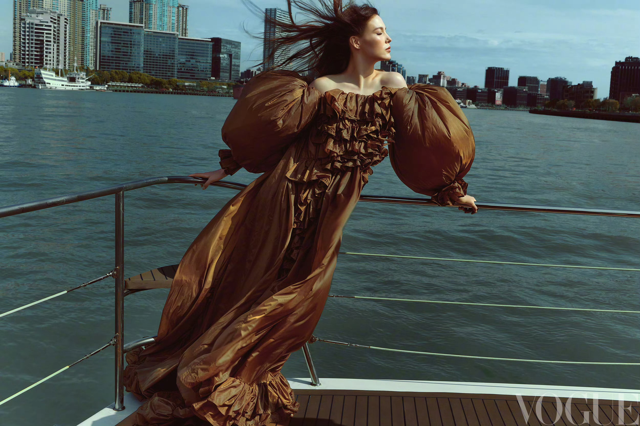 谷爱凌拍摄Vogue China 六月刊封面，佩戴Chaumet 钻石冠冕登封，