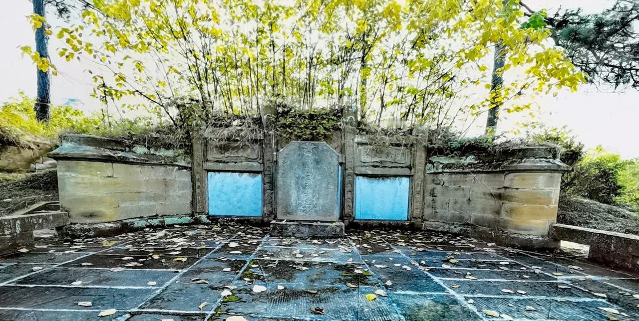 陈达三烈士墓，位于重庆市铜梁区南城街道岳阳村4社，座东朝西，重庆市级文物保护单位