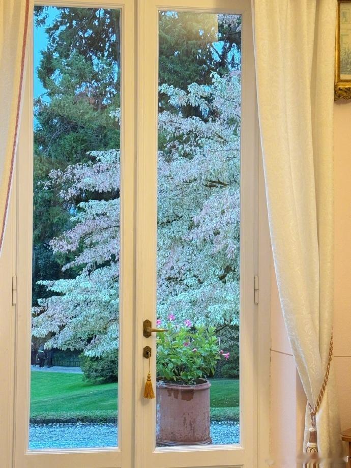 黄景瑜老钱风造型真的是太帅了呀，他这张脸长得就是很贵气的呀，非常适合这个风格呢，