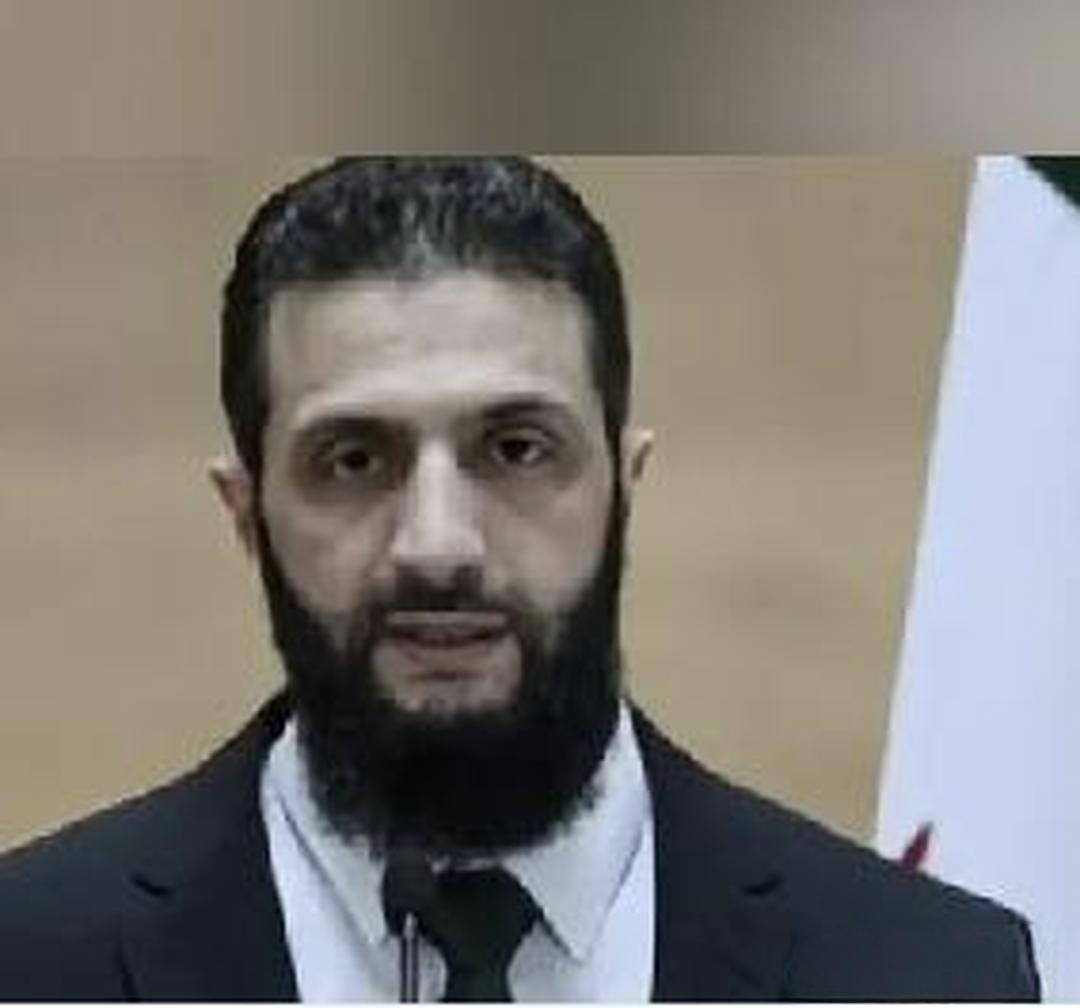 快报!快报!叙利亚过渡政府位于阿勒颇的政府办公大楼遇袭被炸。
出身于恐怖分子的朱