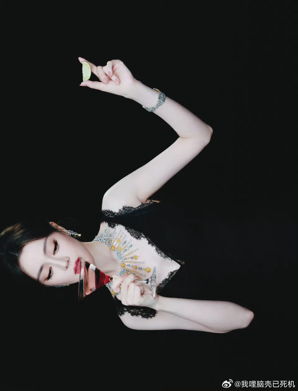 迪丽热巴白日提灯强势宣发配置好有排面热巴姐姐独美热巴姐姐独美，迪丽热巴白日提灯强