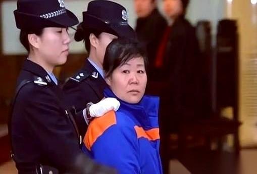 她会看着你的眼睛，一个穿着白大褂、本该让你无比信任的产科主任，告诉你，你刚出生的