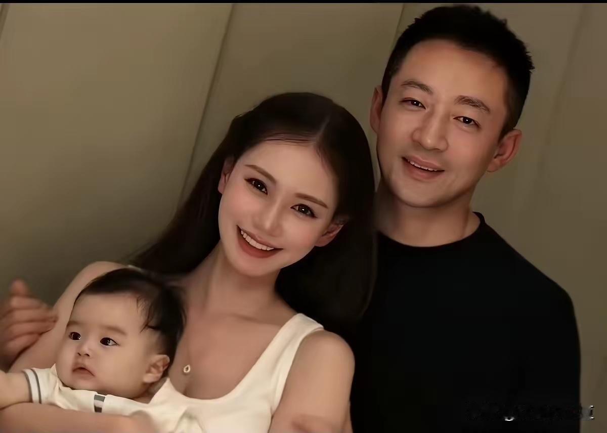 小菲现在家庭幸福，人家都不怕别人怎么黑了，小梅也很能抗，小菲的破事特别多，不能影