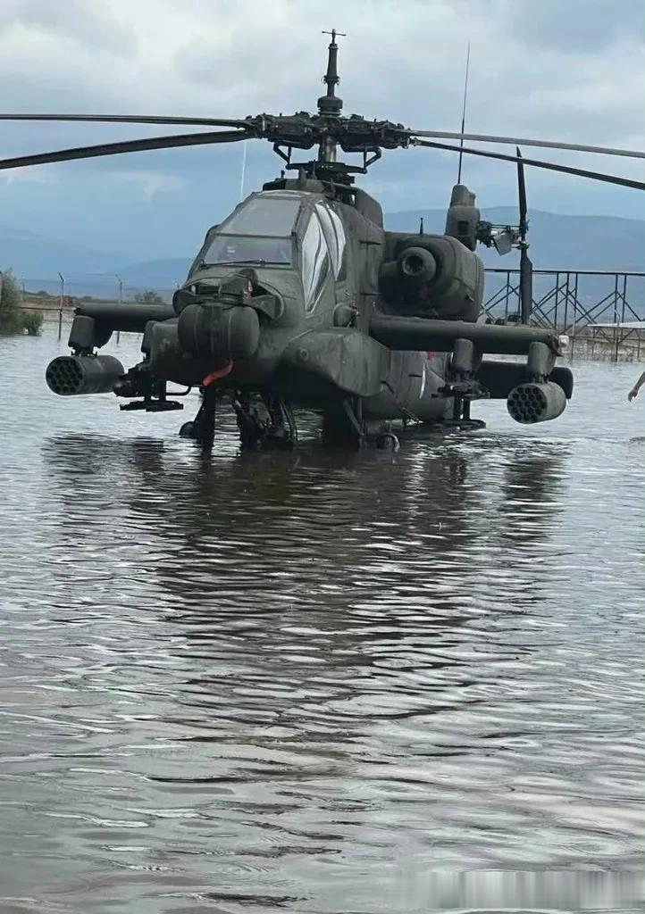 暴雨后的洪水，涌入希腊陆军第1航空旅的驻地斯特凡诺维基奥空军基地，一些由于缺乏维