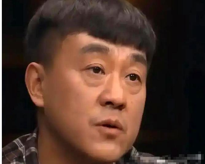 何冰退休，北京人艺慌了。
一到60岁，他直接交辞呈，连返聘都不接。
别人像濮存昕