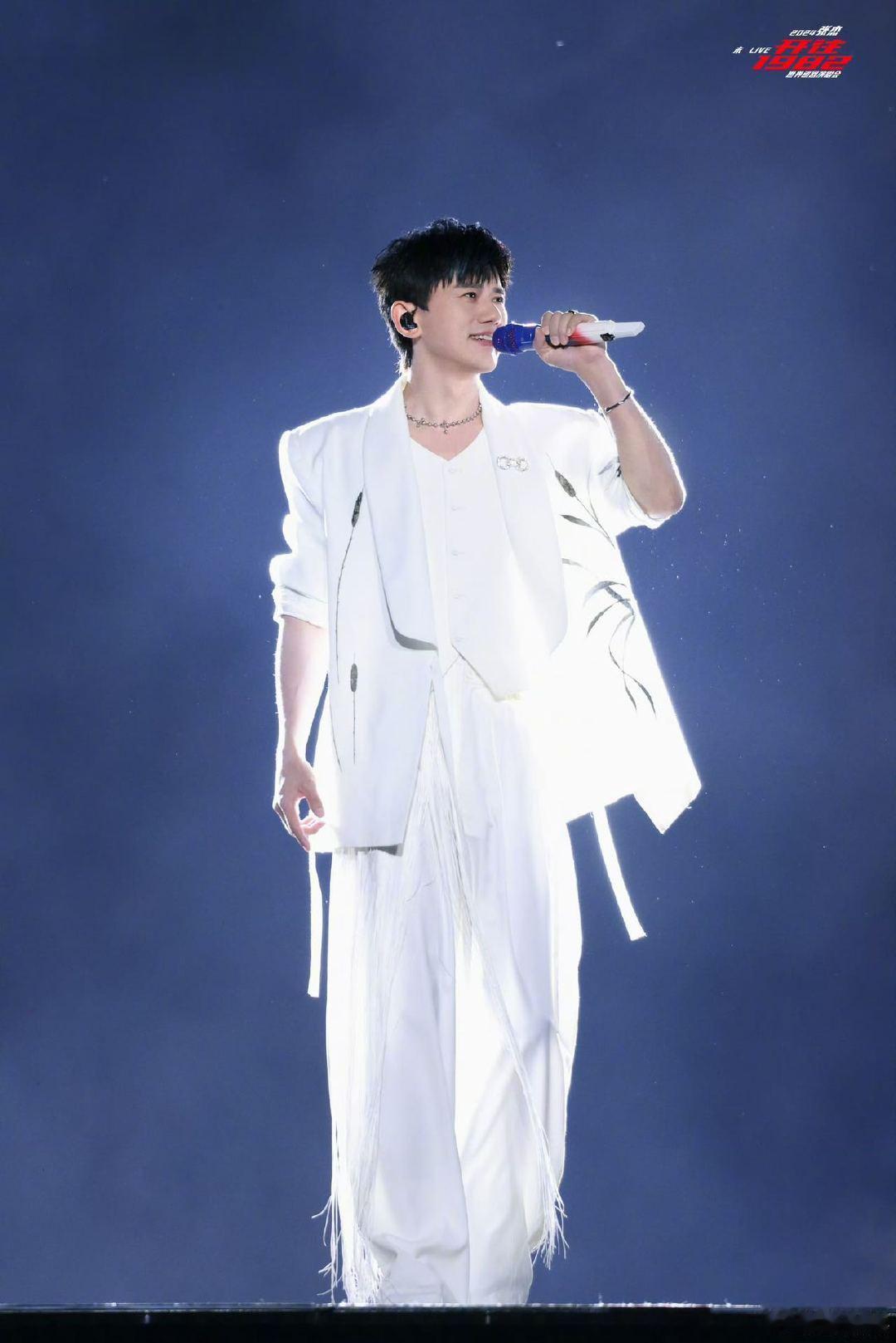#张杰演唱会拉袜子#张杰os：一想到自己待会要干什么就想笑，得提前做好表情管理[